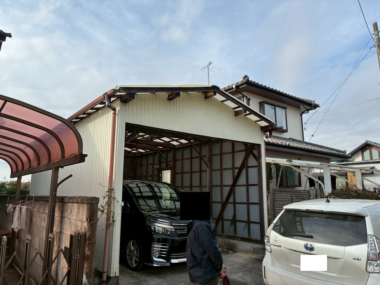 鴻巣市で自宅ガレージの屋根を無料点検！波板の穴あき放置は倒壊の危険も